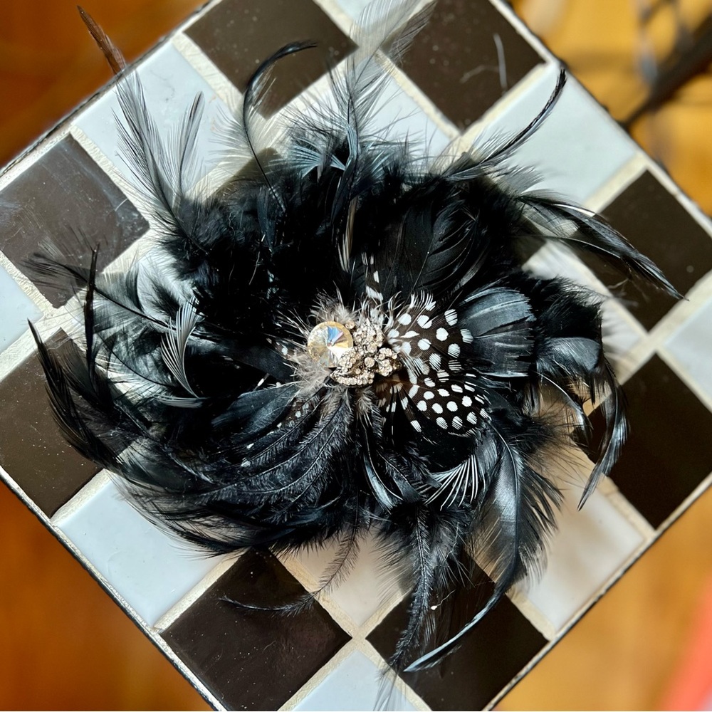 Vintage 80’s handmade feather & rhinestone fascinator hat pin/brooch